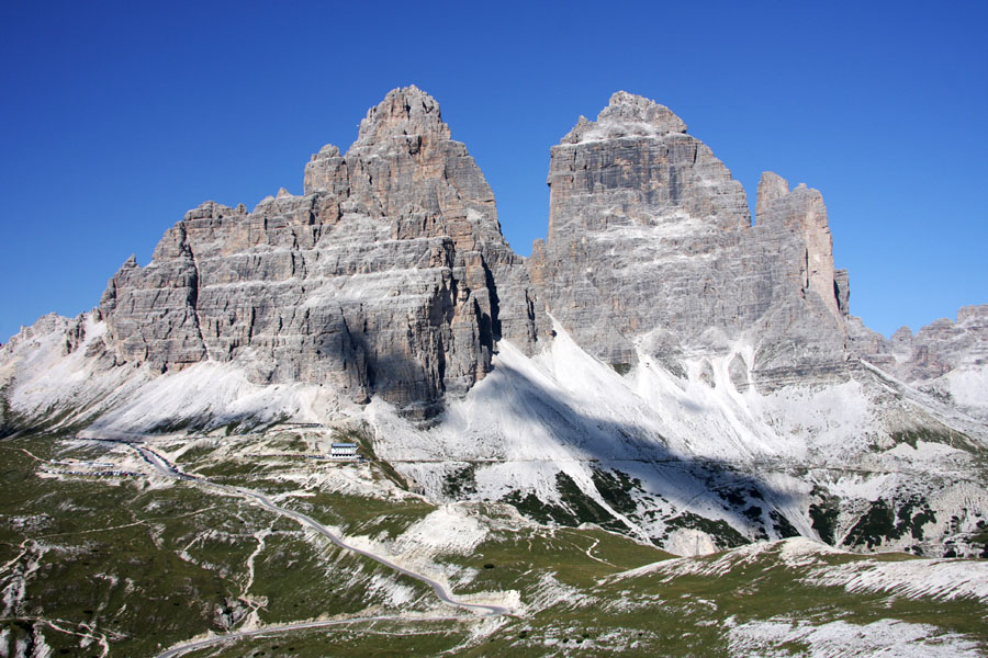 Na cilju
Koča Rif. Auronzo pod znamenitimi Cinami. Konec današnjega potepanja po Cadinih Misurine.
Ključne besede: koča rif auronzo tre tri cine cime cadini di misurina pot bonacossa dolomiti