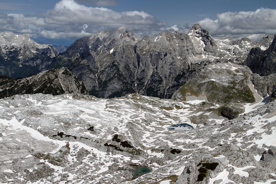 Prehodavci
Z Zadnjega Vogla. Prehodavci z Rjavim in Zelenim jezerom. zadaj sta Prisank in Razor.
Ključne besede: zadnji vogel prehodavci rjavo zeleno jezero prisank prisojnik razor