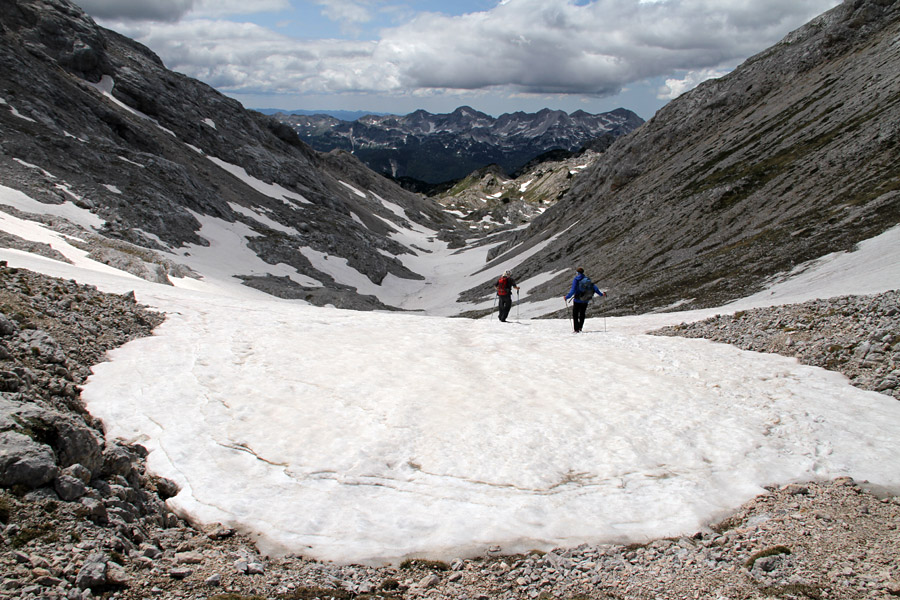 Dolina za Kopico
Vrnitev po dolini za Kopico poteka večinoma še po snegu.
Ključne besede: dolina za kopico