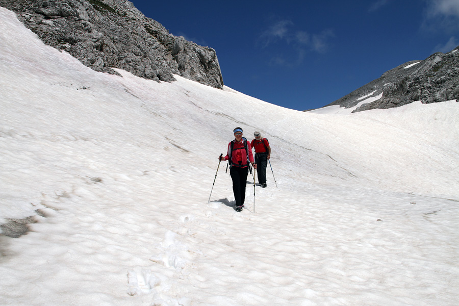 Vrnitev po snegu
Po sestopu z Voglov je vrnitev na Dedno polje potekala večinoma po snegu.
Ključne besede: dolina za kopico