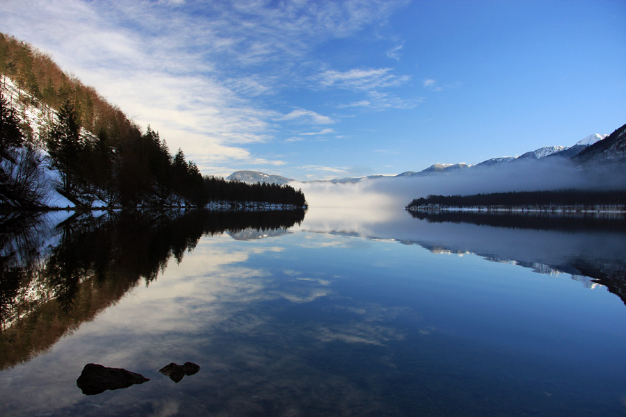 Zimski dan II.
Sprehod po severni strani Bohinjskega jezera je minil večinoma v megli. Proti Ukancu je bila zgodba drugačna...
Ključne besede: bohinj bohinjsko jezero
