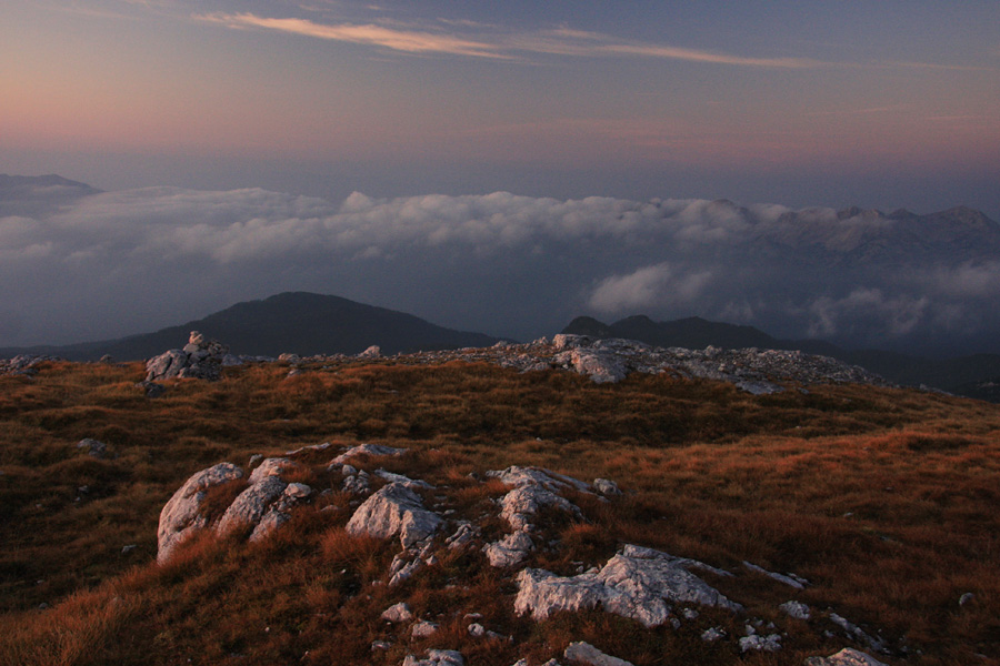 Jutro na Debelem vrhu I.
Jutranja svetloba na Debelem vrhu. V oblakih so Južne Bohinjske gore.
Ključne besede: debeli vrh južne spodnje bohinjske gore