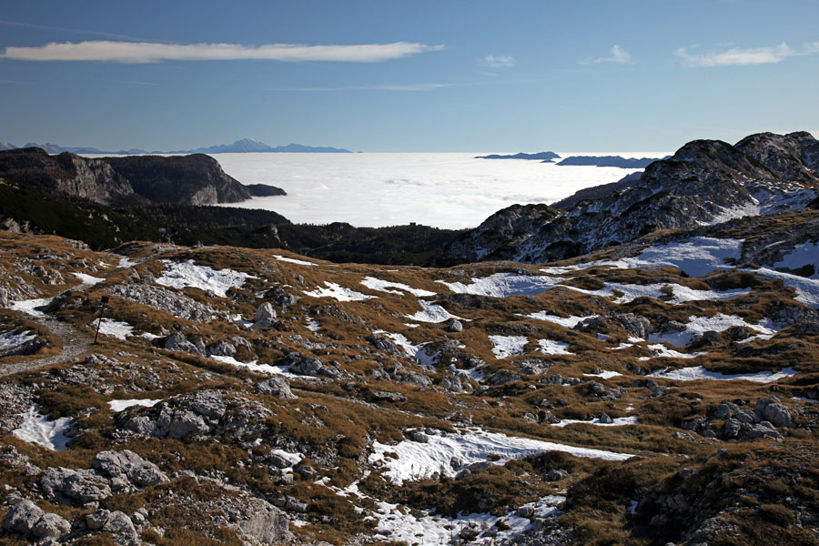 Vratca
Sedlo vratca (Bogatinsko sedlo) in pogled na megleno Bohinjsko kotlino.
Ključne besede: vratca bogatinsko sedlo komna bohinjska kotlina