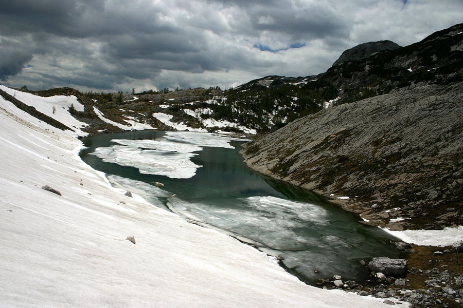 Jezero Ledvička
Jezero Ledvička po katerem še vedno plavajo ledene plošče. Jezera ki so višje so še vsa pod snegom.
Ključne besede: sedmera jezera  jezero ledvička 7j