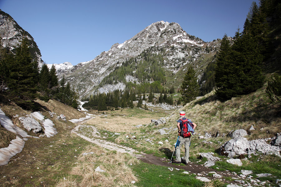 Lemež
Preko planine Duplje proti Krnskem jezeru in naprej na Lemež.
Ključne besede: planina duplje krnsko jezero lemež