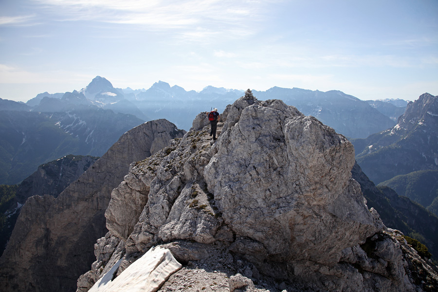 Lepa glava
Vrh (na sliki) so sosednjega kakšen meter nižjega zahodnega predvrha.
Ključne besede: llepa glava vetta bella