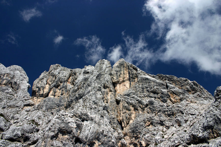 Južne stene Rjavine
Dostop na Rjavino z južne strani je zanimiv s Temena. Tele skale so že naprej proti Luknja peči.
Ključne besede: rjavina luknja peč