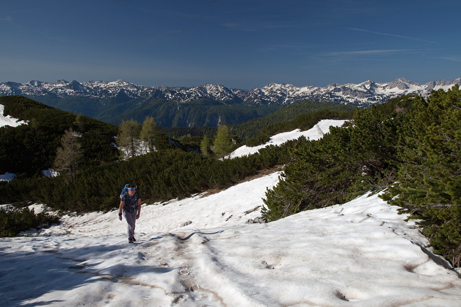 Pot na Ograde I.
Kljub sončni legi poteka pot kar nekaj časa po snegu.
Ključne besede: ogradi