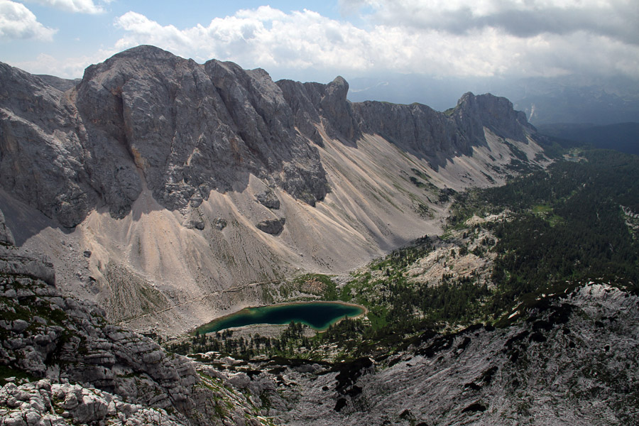 V dolino Triglavskih jezer I.
Pot proti Malemu špičju in razgled na dolino Triglavskih jezer. Jezero Ledvička.
Ključne besede: veliko malo lepo špičje dolina triglavskih jezer ledvička