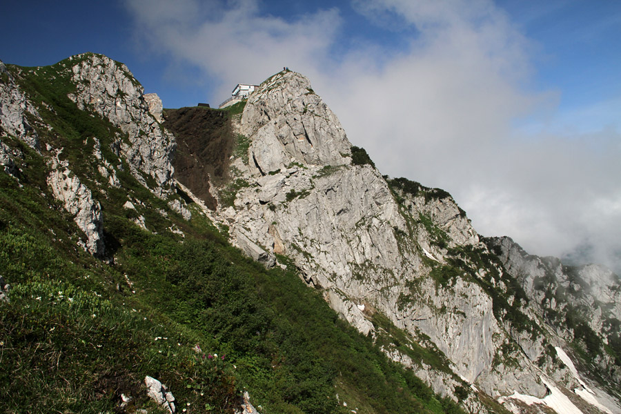 Črna prst
Vrh, koča in značilna črna kamenia pod njo.
Ključne besede: črna prst