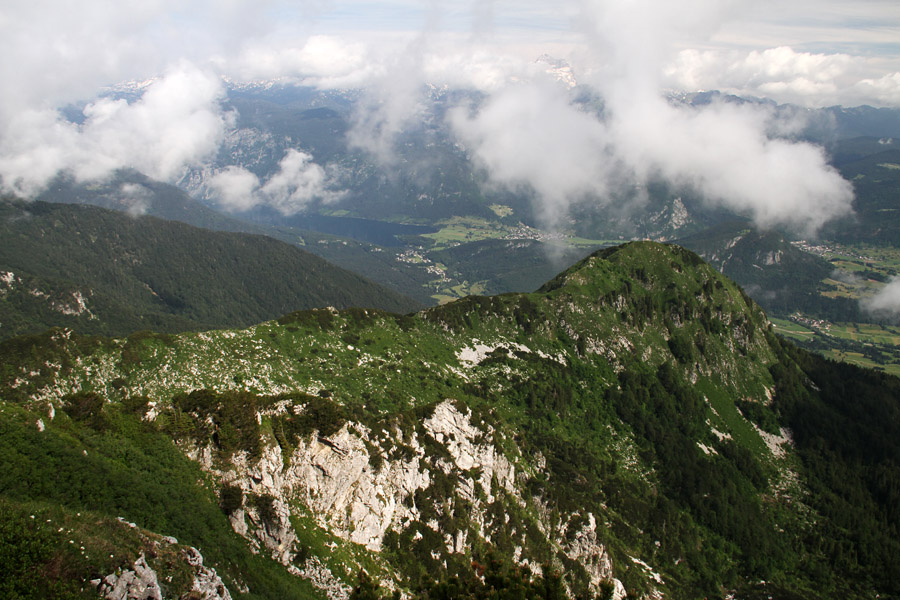 Pogled na jezero
S Črne prsti, preko Lisca, do Bohinjskega jezera.
Ključne besede: črna prst lisec bohinjsko jezero