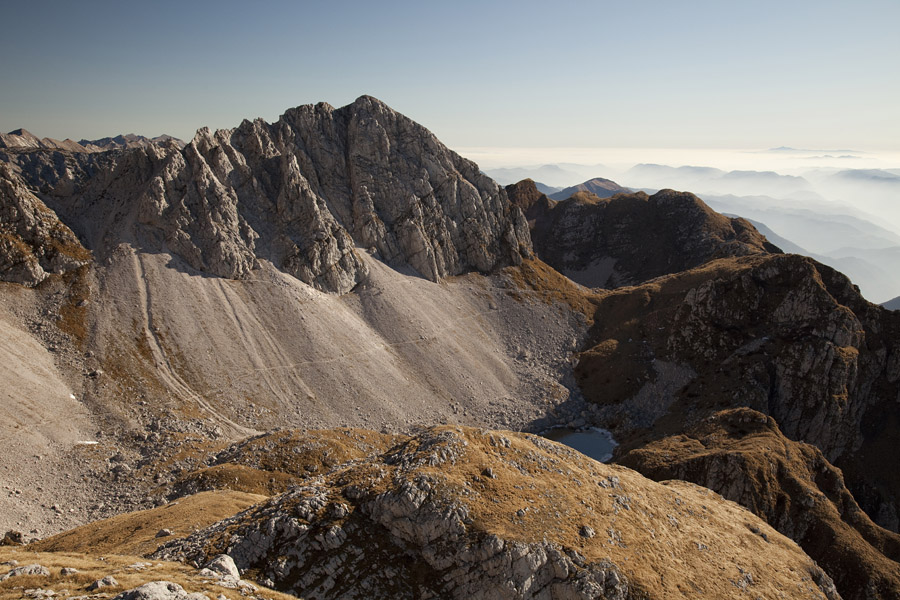 S Srednjega vrha I.
Po grebenu srednjega vrha proti jezeru v Lužnici. Nad jezerom je Škofič, nižji desno pa Leskovški vrh (Maselnik).
Ključne besede: srednji vrh jezero v lužnici škofič leskovški vrh maselnik