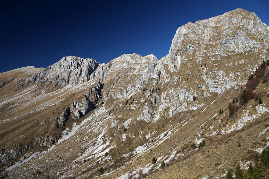 Od Krna do Maselnika
Krn, Batognica Srednji vrh in Maselnik. S poti proti planini Leskovca.
Ključne besede: krn batognica srednji vrh maselnik planina leskovca