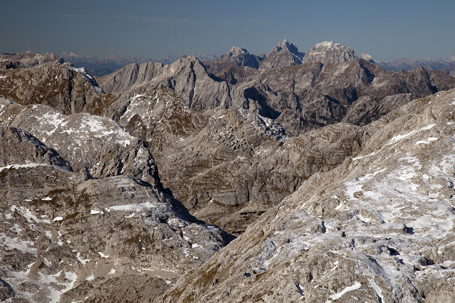 Zahodni razgledi
Proti zahodu vse do Dolomitov ni konca raznih grebenov in dolin. Z Debelega vrha.
Ključne besede: debeli vrh lepo špičje bavški grintavec viš montaž dolomiti
