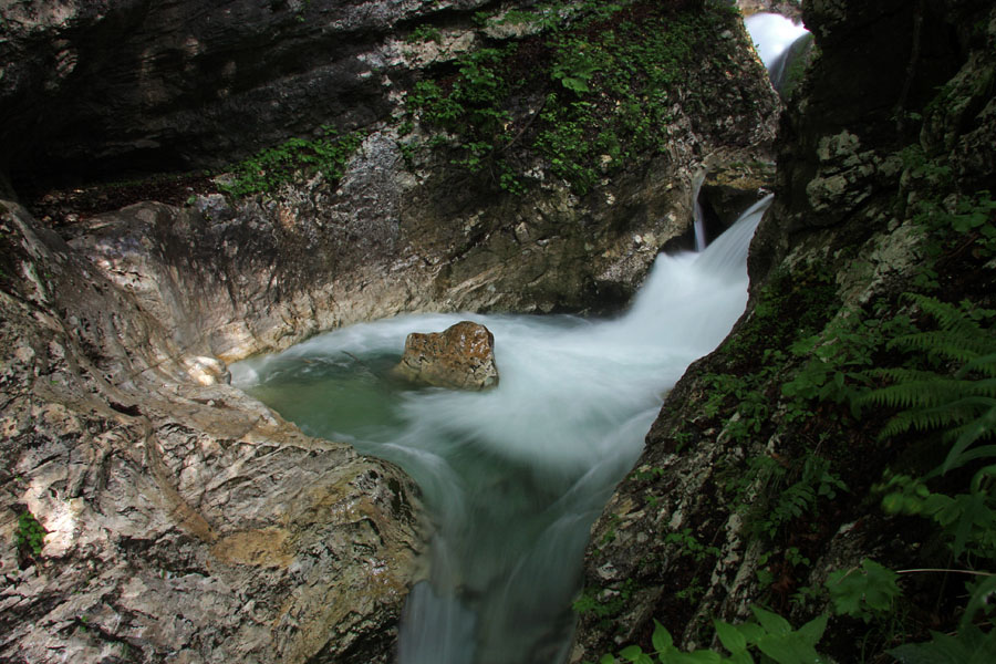 V koritu
Del Mostnice v zgornjem toku, tik pod slapom.
Ključne besede: korito mostnica bohinj