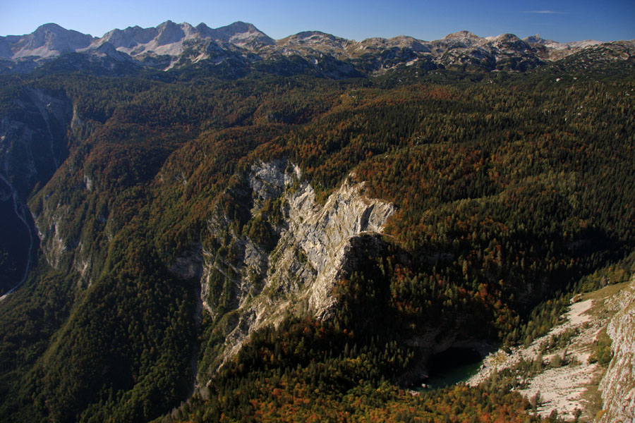 Skale Komarče
Z Riglja proti Komarči, Komni, pa vse do Krna. Spodaj je Črno jezero.
Ključne besede: rigelj črno jezero komarča komna krn