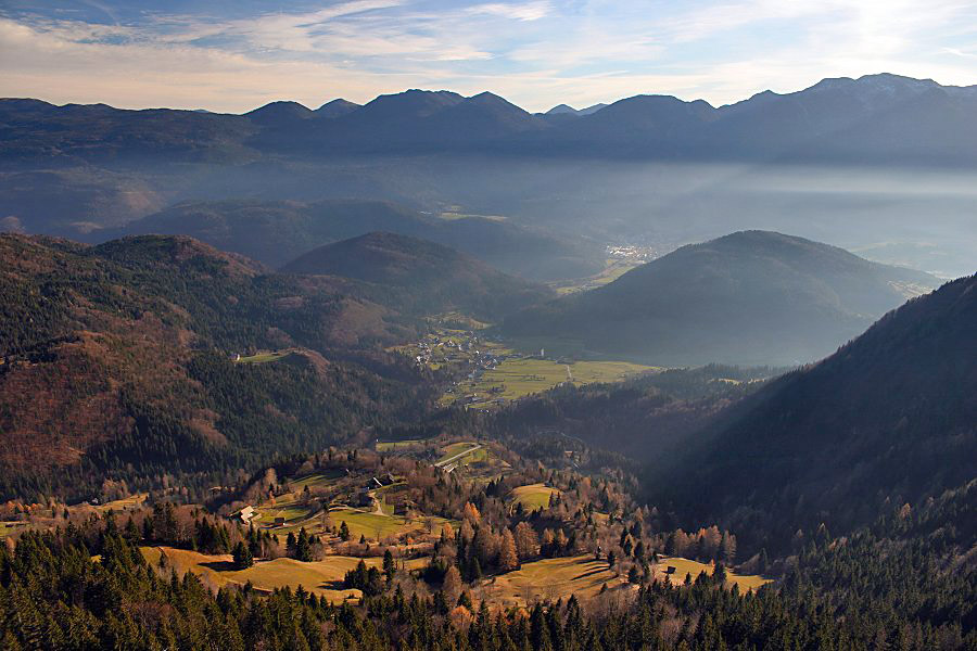 Razglednik Na Pečeh
Razglednik Na Pečeh. Spodaj so vasice Podjelje, Jereka in del Bohinjske Bistrice. V ozadju pa vrhovi, ki obkrožajo Soriško planino do Črne prsti.
Ključne besede: peči jereka podjelje bohinjska bistrica razglednik podjelje